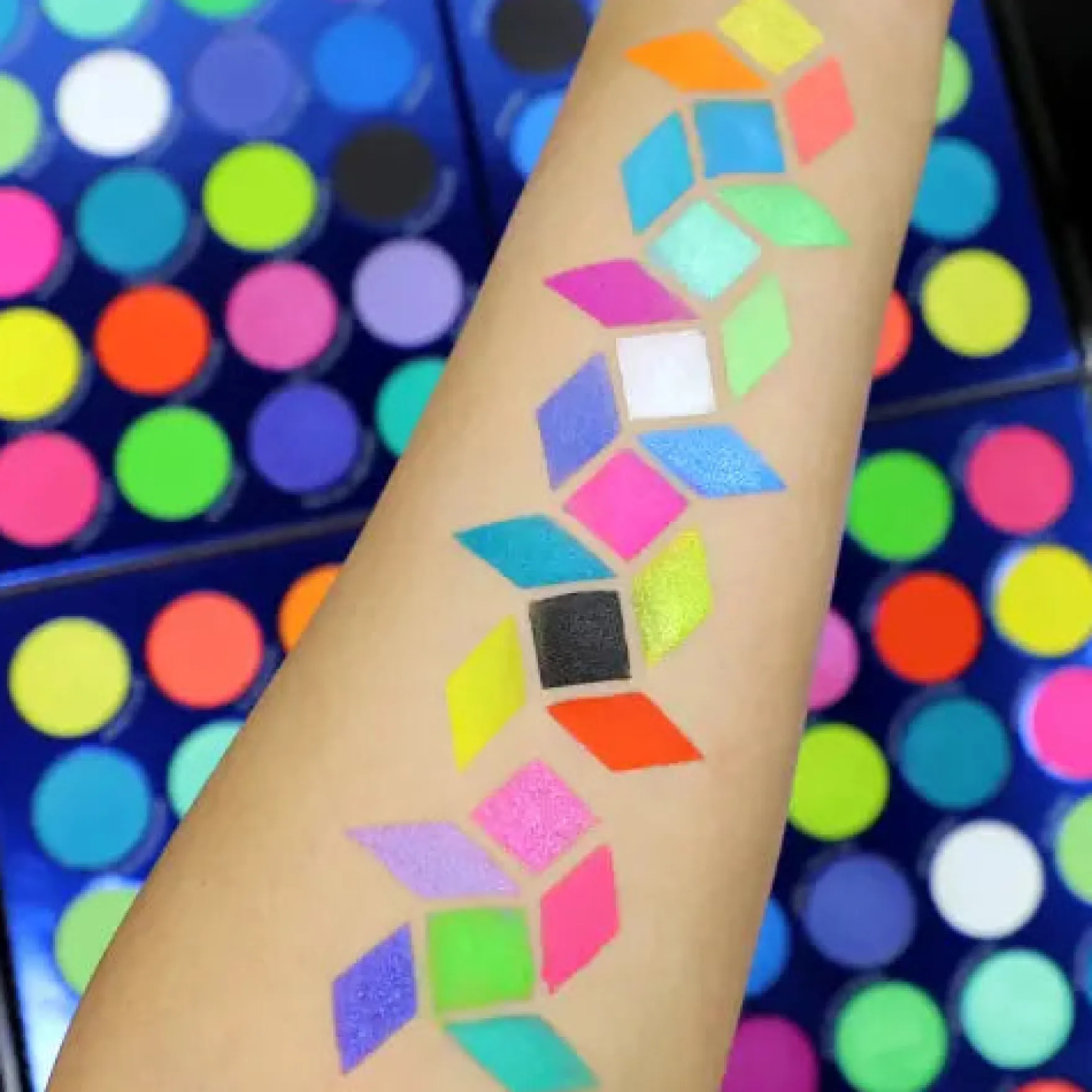 City of Neon Lights 24 Vibrant Pigment & Eyeshadow Palette