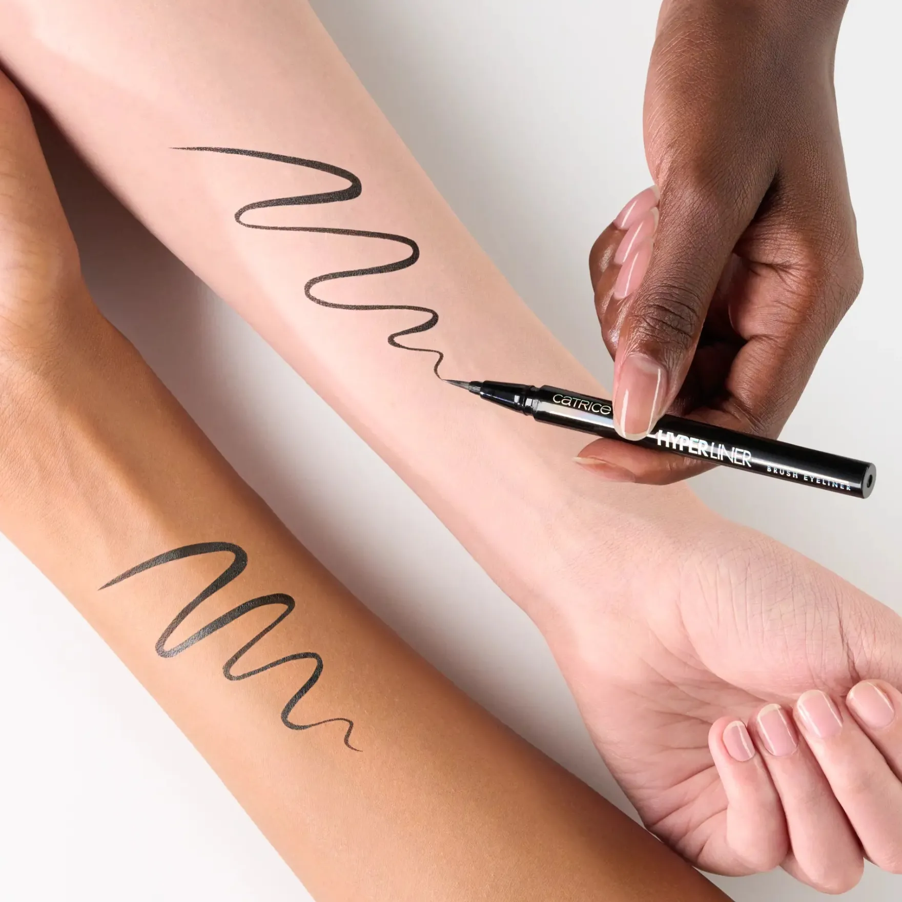 Hyper Liner Brush Eyeliner 010 Classic Black