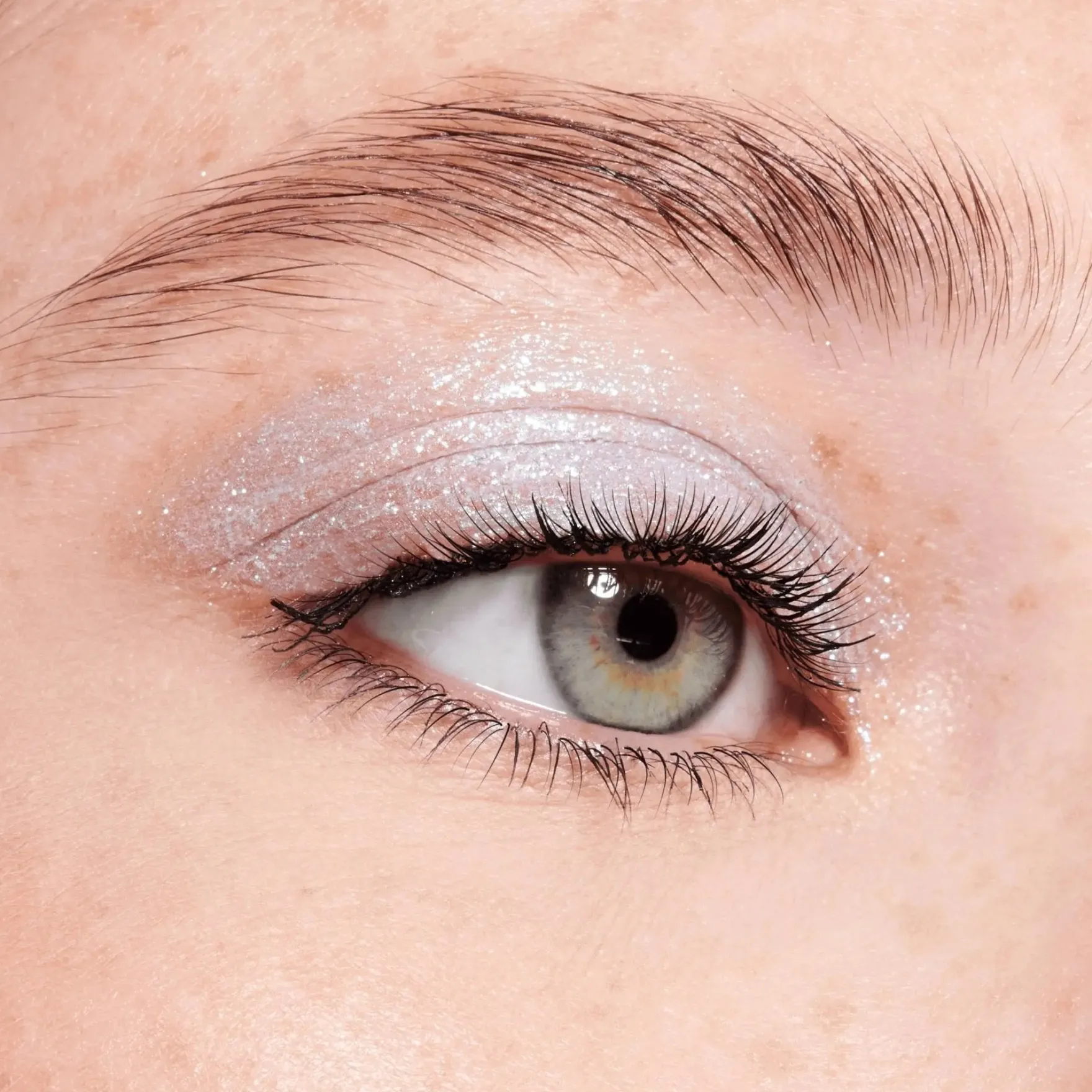 Space Glam Liquid Chrome Eyeshadow 010 Milky Way