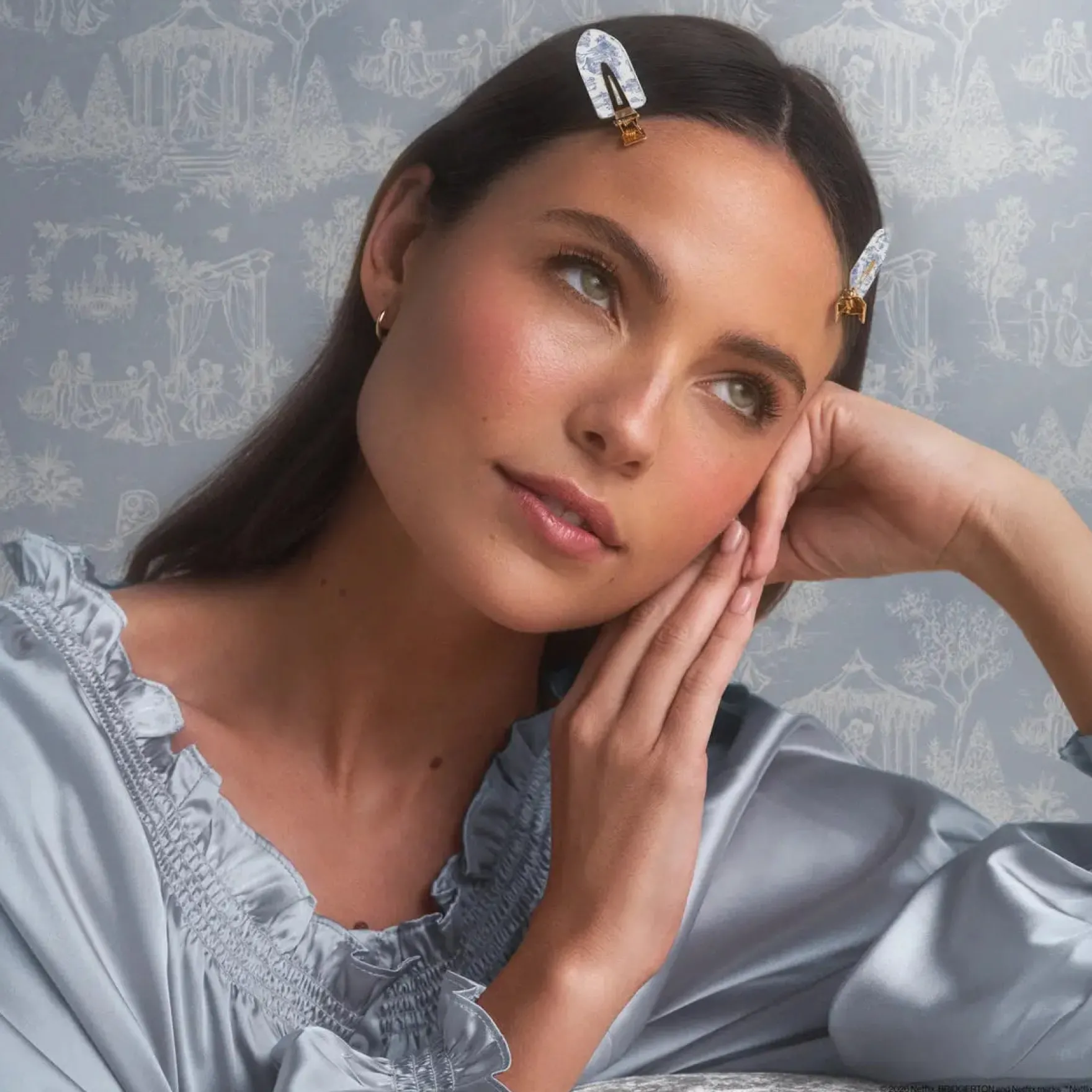 x Bridgerton Creaseless Clips Toile In Bloom