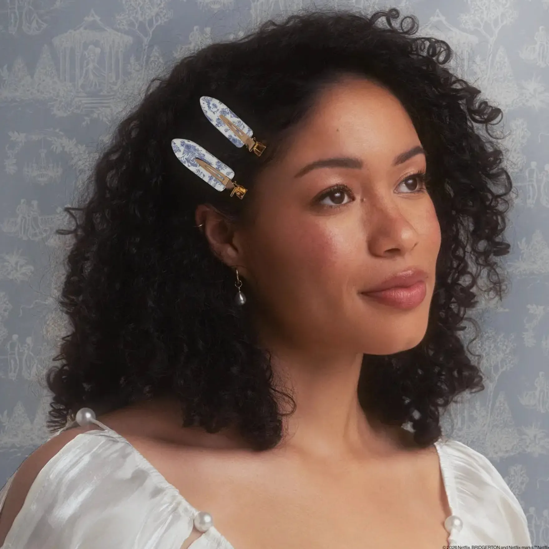 x Bridgerton Creaseless Clips Toile In Bloom