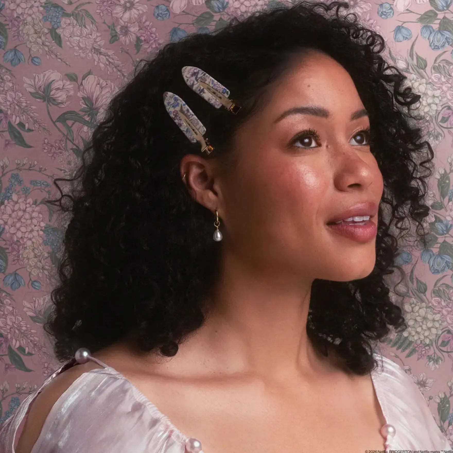x Bridgerton Creaseless Clips Toile In Bloom